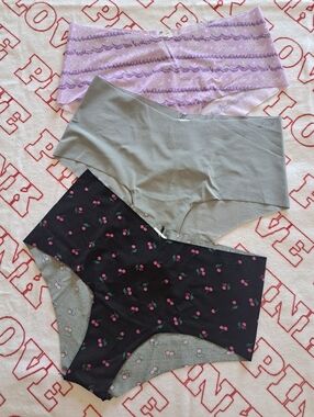 VS Panties bundle (L) NWT